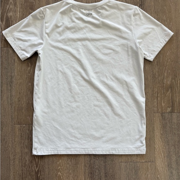 ALO Yoga conquer tee - Picture 3 of 3